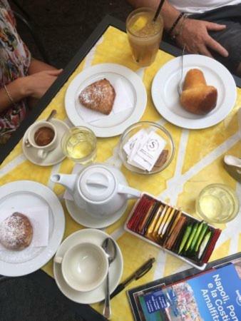那不勒斯Da Polly A Piazza Amedeo住宿加早餐旅馆 外观 照片